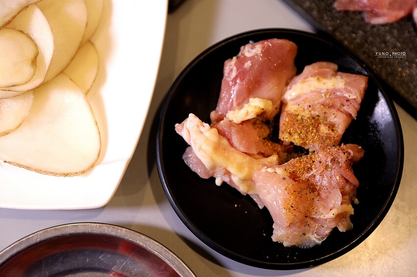 野赤燒肉｜日式炭火燒肉最低500元起 多種肉品海鮮、飲料冰淇淋無限供應吃到飽 機器人送餐。菜單價位(嘉義東