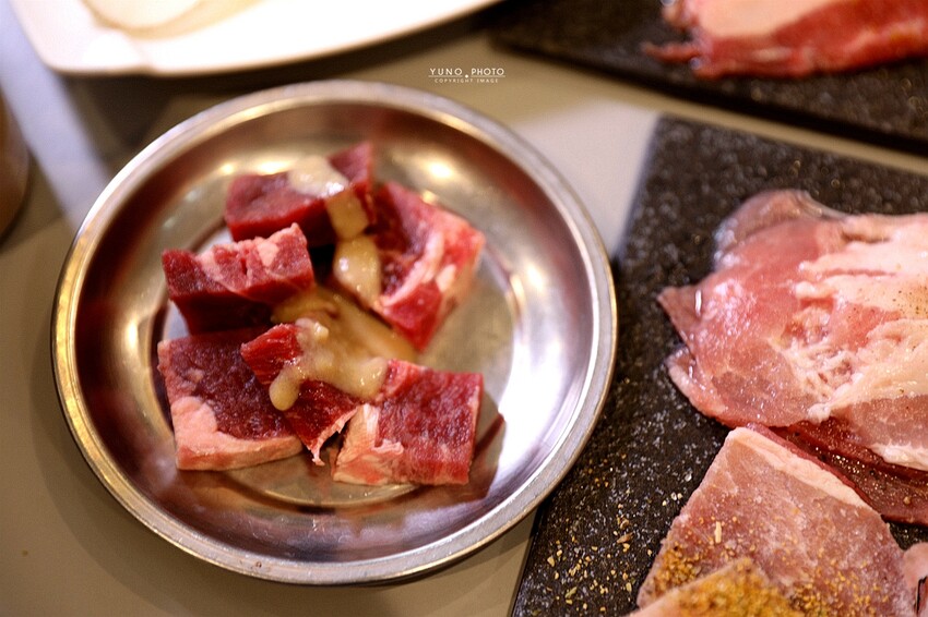 野赤燒肉｜日式炭火燒肉最低500元起 多種肉品海鮮、飲料冰淇淋無限供應吃到飽 機器人送餐。菜單價位(嘉義東