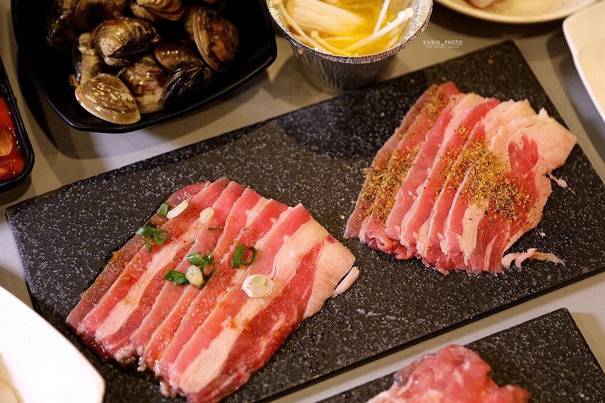 野赤燒肉｜日式炭火燒肉最低500元起 多種肉品海鮮、飲料冰淇淋無限供應吃到飽 機器人送餐。菜單價位(嘉義東
