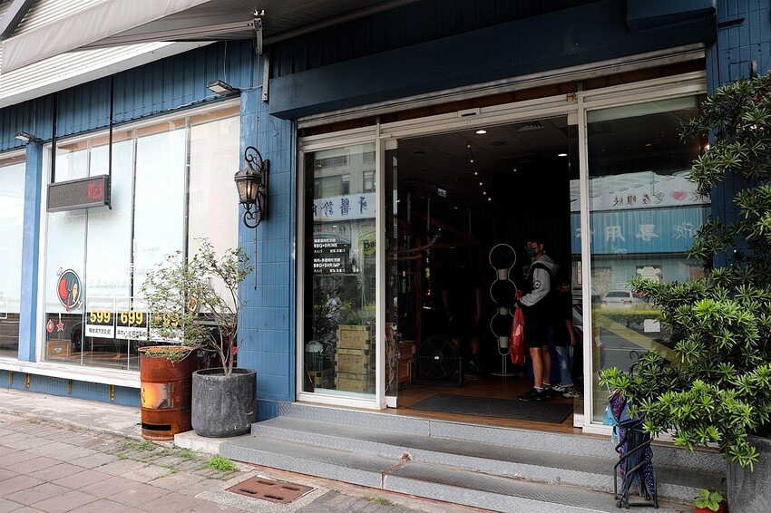 野赤燒肉｜日式炭火燒肉最低500元起 多種肉品海鮮、飲料冰淇淋無限供應吃到飽 機器人送餐。菜單價位(嘉義東