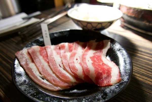 野赤燒肉:【嘉義美食推薦】超人氣Yakiniku野赤燒肉~肉質滑嫰、新鮮又多汁讓你吃了還想再吃! 589的牛肉套餐及豬肉套餐讓人魂牽夢縈喔~