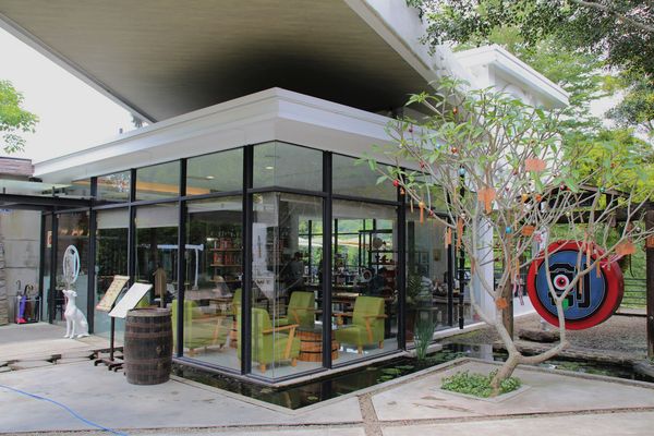 妖怪創界-糖狗村：【南投景點】妖怪創界糖狗村，園區內的舞獅鼓、守護犬神社、盒藍人、達爾文機器人和還未開放的孟婆湯屋及教堂，門票250元的糖狗村護照，可全額不分區抵用