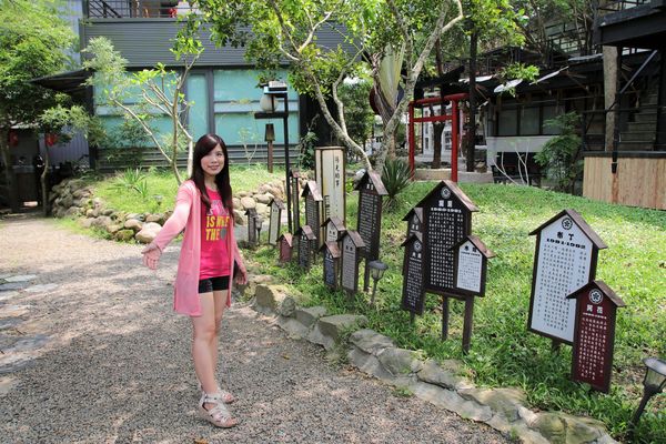 妖怪創界-糖狗村：【南投景點】妖怪創界糖狗村，園區內的舞獅鼓、守護犬神社、盒藍人、達爾文機器人和還未開放的孟婆湯屋及教堂，門票250元的糖狗村護照，可全額不分區抵用
