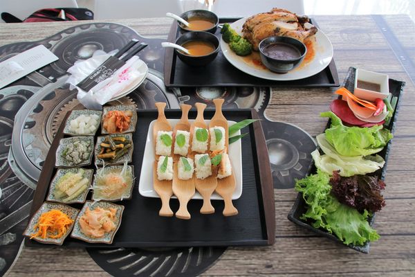 妖怪創界-糖狗村：【南投景點】妖怪創界糖狗村，園區內的舞獅鼓、守護犬神社、盒藍人、達爾文機器人和還未開放的孟婆湯屋及教堂，門票250元的糖狗村護照，可全額不分區抵用