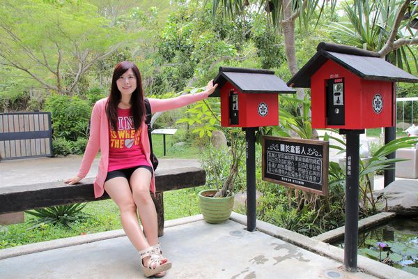 妖怪創界-糖狗村：【南投景點】妖怪創界糖狗村，園區內的舞獅鼓、守護犬神社、盒藍人、達爾文機器人和還未開放的孟婆湯屋及教堂，門票250元的糖狗村護照，可全額不分區抵用