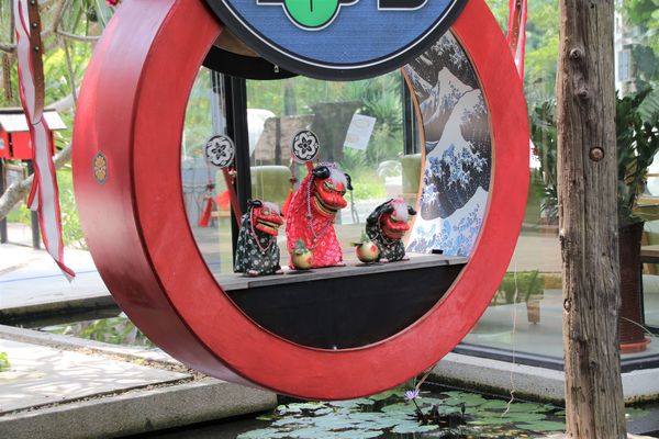 妖怪創界-糖狗村：【南投景點】妖怪創界糖狗村，園區內的舞獅鼓、守護犬神社、盒藍人、達爾文機器人和還未開放的孟婆湯屋及教堂，門票250元的糖狗村護照，可全額不分區抵用