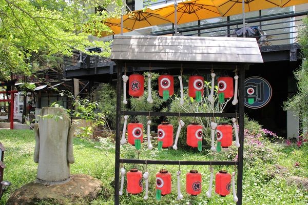 妖怪創界-糖狗村：【南投景點】妖怪創界糖狗村，園區內的舞獅鼓、守護犬神社、盒藍人、達爾文機器人和還未開放的孟婆湯屋及教堂，門票250元的糖狗村護照，可全額不分區抵用