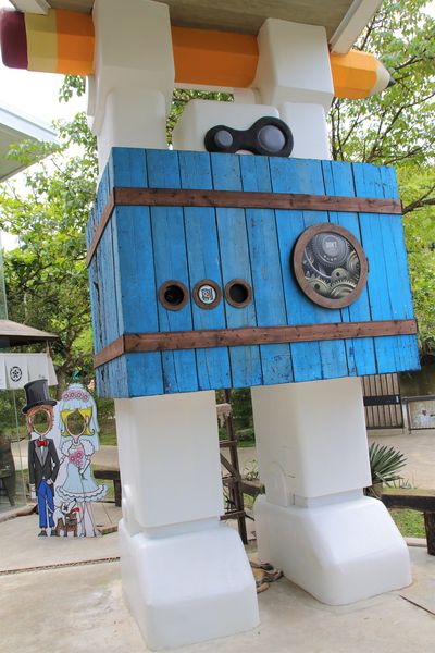 妖怪創界-糖狗村：【南投景點】妖怪創界糖狗村，園區內的舞獅鼓、守護犬神社、盒藍人、達爾文機器人和還未開放的孟婆湯屋及教堂，門票250元的糖狗村護照，可全額不分區抵用