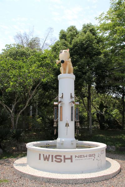 妖怪創界-糖狗村：【南投景點】妖怪創界糖狗村，園區內的舞獅鼓、守護犬神社、盒藍人、達爾文機器人和還未開放的孟婆湯屋及教堂，門票250元的糖狗村護照，可全額不分區抵用