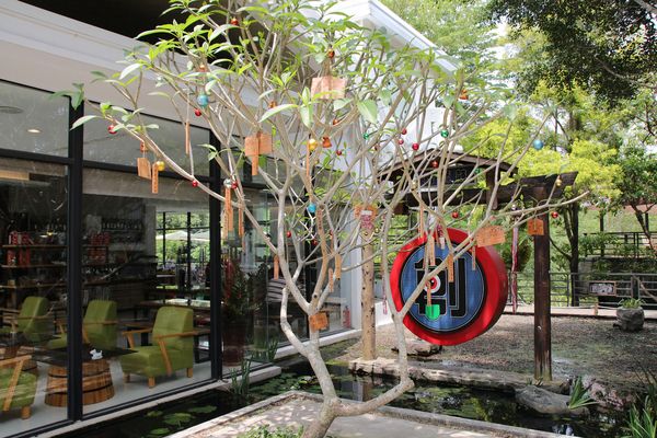 妖怪創界-糖狗村：【南投景點】妖怪創界糖狗村，園區內的舞獅鼓、守護犬神社、盒藍人、達爾文機器人和還未開放的孟婆湯屋及教堂，門票250元的糖狗村護照，可全額不分區抵用