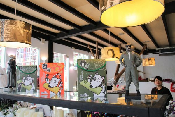 妖怪創界-糖狗村：【南投景點】妖怪創界糖狗村，園區內的舞獅鼓、守護犬神社、盒藍人、達爾文機器人和還未開放的孟婆湯屋及教堂，門票250元的糖狗村護照，可全額不分區抵用