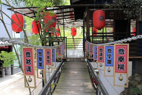 妖怪創界-糖狗村：【南投景點】妖怪創界糖狗村，園區內的舞獅鼓、守護犬神社、盒藍人、達爾文機器人和還未開放的孟婆湯屋及教堂，門票250元的糖狗村護照，可全額不分區抵用