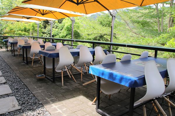 妖怪創界-糖狗村：【南投景點】妖怪創界糖狗村，園區內的舞獅鼓、守護犬神社、盒藍人、達爾文機器人和還未開放的孟婆湯屋及教堂，門票250元的糖狗村護照，可全額不分區抵用