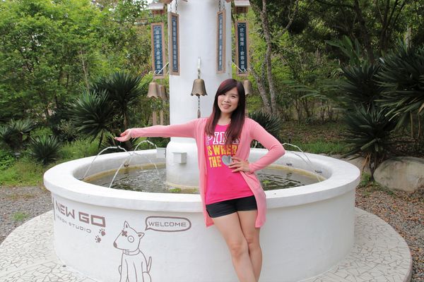 妖怪創界-糖狗村：【南投景點】妖怪創界糖狗村，園區內的舞獅鼓、守護犬神社、盒藍人、達爾文機器人和還未開放的孟婆湯屋及教堂，門票250元的糖狗村護照，可全額不分區抵用