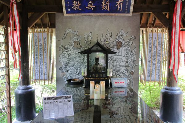 妖怪創界-糖狗村：【南投景點】妖怪創界糖狗村，園區內的舞獅鼓、守護犬神社、盒藍人、達爾文機器人和還未開放的孟婆湯屋及教堂，門票250元的糖狗村護照，可全額不分區抵用