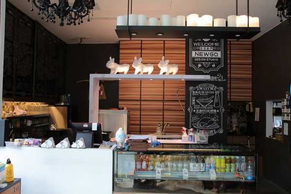 妖怪創界-糖狗村：【南投景點】妖怪創界糖狗村，園區內的舞獅鼓、守護犬神社、盒藍人、達爾文機器人和還未開放的孟婆湯屋及教堂，門票250元的糖狗村護照，可全額不分區抵用