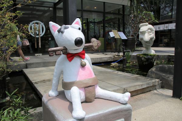 妖怪創界-糖狗村：【南投景點】妖怪創界糖狗村，園區內的舞獅鼓、守護犬神社、盒藍人、達爾文機器人和還未開放的孟婆湯屋及教堂，門票250元的糖狗村護照，可全額不分區抵用