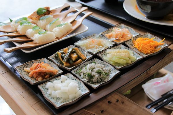 妖怪創界-糖狗村：【南投景點】妖怪創界糖狗村，園區內的舞獅鼓、守護犬神社、盒藍人、達爾文機器人和還未開放的孟婆湯屋及教堂，門票250元的糖狗村護照，可全額不分區抵用