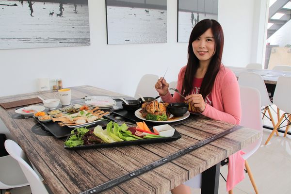 妖怪創界-糖狗村：【南投景點】妖怪創界糖狗村，園區內的舞獅鼓、守護犬神社、盒藍人、達爾文機器人和還未開放的孟婆湯屋及教堂，門票250元的糖狗村護照，可全額不分區抵用