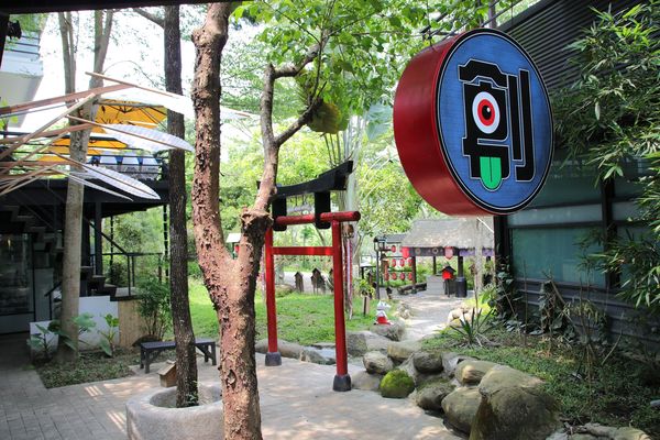 妖怪創界-糖狗村：【南投景點】妖怪創界糖狗村，園區內的舞獅鼓、守護犬神社、盒藍人、達爾文機器人和還未開放的孟婆湯屋及教堂，門票250元的糖狗村護照，可全額不分區抵用