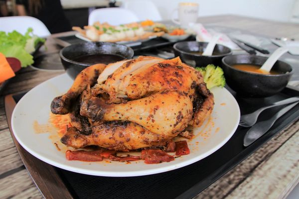 妖怪創界-糖狗村：【南投景點】妖怪創界糖狗村，園區內的舞獅鼓、守護犬神社、盒藍人、達爾文機器人和還未開放的孟婆湯屋及教堂，門票250元的糖狗村護照，可全額不分區抵用