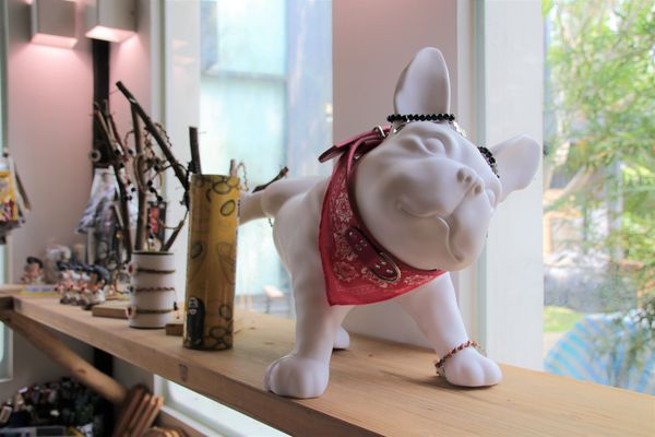 妖怪創界-糖狗村：【南投景點】妖怪創界糖狗村，園區內的舞獅鼓、守護犬神社、盒藍人、達爾文機器人和還未開放的孟婆湯屋及教堂，門票250元的糖狗村護照，可全額不分區抵用