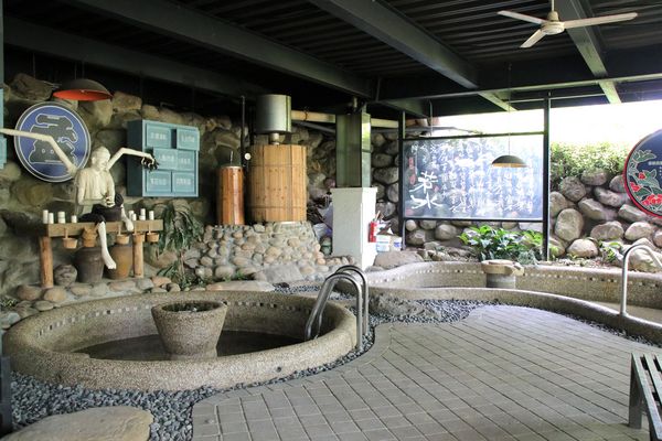 妖怪創界-糖狗村：【南投景點】妖怪創界糖狗村，園區內的舞獅鼓、守護犬神社、盒藍人、達爾文機器人和還未開放的孟婆湯屋及教堂，門票250元的糖狗村護照，可全額不分區抵用