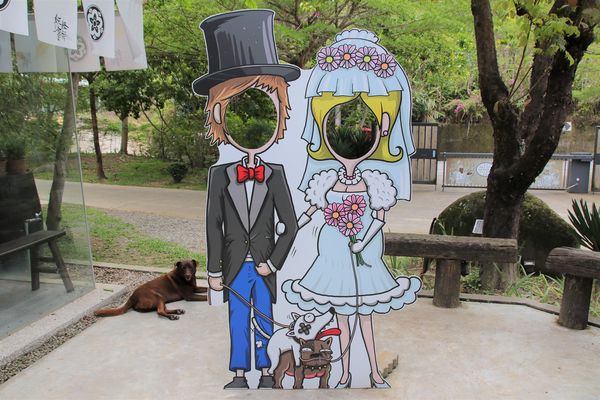 妖怪創界-糖狗村：【南投景點】妖怪創界糖狗村，園區內的舞獅鼓、守護犬神社、盒藍人、達爾文機器人和還未開放的孟婆湯屋及教堂，門票250元的糖狗村護照，可全額不分區抵用