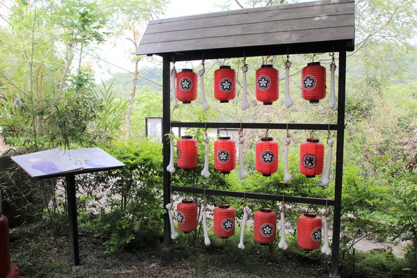 妖怪創界-糖狗村：【南投景點】妖怪創界糖狗村，園區內的舞獅鼓、守護犬神社、盒藍人、達爾文機器人和還未開放的孟婆湯屋及教堂，門票250元的糖狗村護照，可全額不分區抵用