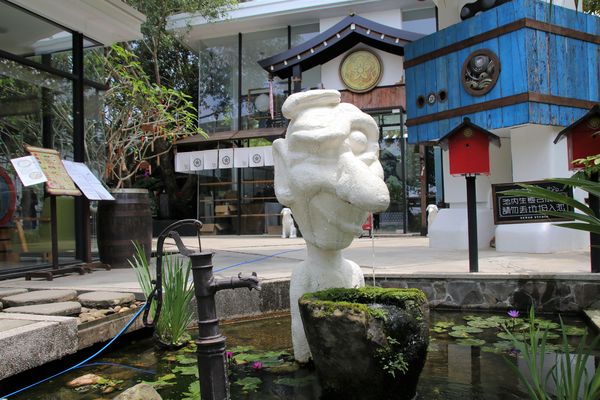 妖怪創界-糖狗村：【南投景點】妖怪創界糖狗村，園區內的舞獅鼓、守護犬神社、盒藍人、達爾文機器人和還未開放的孟婆湯屋及教堂，門票250元的糖狗村護照，可全額不分區抵用