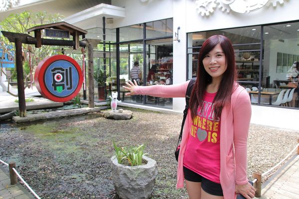 妖怪創界-糖狗村：【南投景點】妖怪創界糖狗村，園區內的舞獅鼓、守護犬神社、盒藍人、達爾文機器人和還未開放的孟婆湯屋及教堂，門票250元的糖狗村護照，可全額不分區抵用