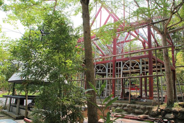 妖怪創界-糖狗村：【南投景點】妖怪創界糖狗村，園區內的舞獅鼓、守護犬神社、盒藍人、達爾文機器人和還未開放的孟婆湯屋及教堂，門票250元的糖狗村護照，可全額不分區抵用