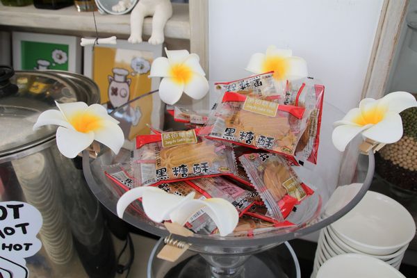 妖怪創界-糖狗村：【南投景點】妖怪創界糖狗村，園區內的舞獅鼓、守護犬神社、盒藍人、達爾文機器人和還未開放的孟婆湯屋及教堂，門票250元的糖狗村護照，可全額不分區抵用