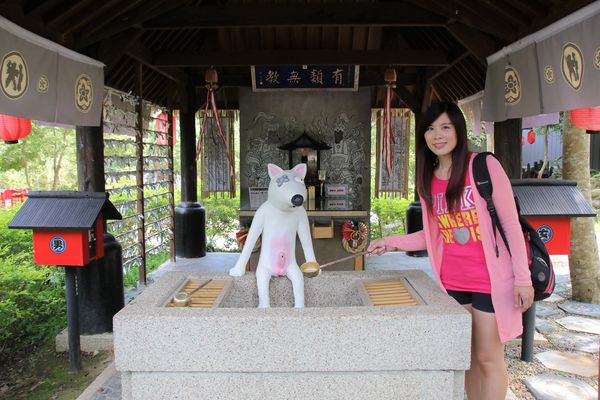 妖怪創界-糖狗村：【南投景點】妖怪創界糖狗村，園區內的舞獅鼓、守護犬神社、盒藍人、達爾文機器人和還未開放的孟婆湯屋及教堂，門票250元的糖狗村護照，可全額不分區抵用