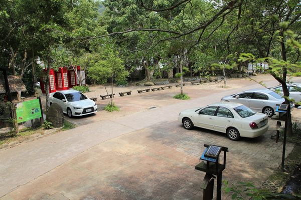 妖怪創界-糖狗村：【南投景點】妖怪創界糖狗村，園區內的舞獅鼓、守護犬神社、盒藍人、達爾文機器人和還未開放的孟婆湯屋及教堂，門票250元的糖狗村護照，可全額不分區抵用