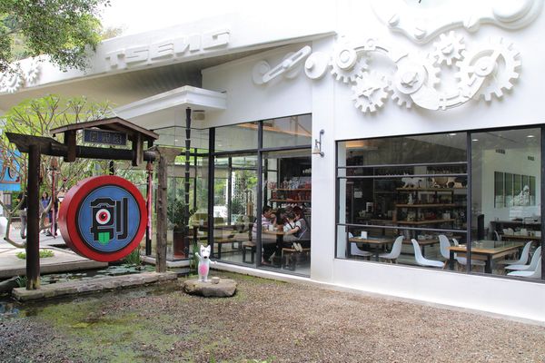 妖怪創界-糖狗村：【南投景點】妖怪創界糖狗村，園區內的舞獅鼓、守護犬神社、盒藍人、達爾文機器人和還未開放的孟婆湯屋及教堂，門票250元的糖狗村護照，可全額不分區抵用