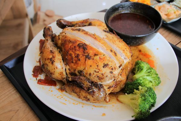 妖怪創界-糖狗村：【南投景點】妖怪創界糖狗村，園區內的舞獅鼓、守護犬神社、盒藍人、達爾文機器人和還未開放的孟婆湯屋及教堂，門票250元的糖狗村護照，可全額不分區抵用