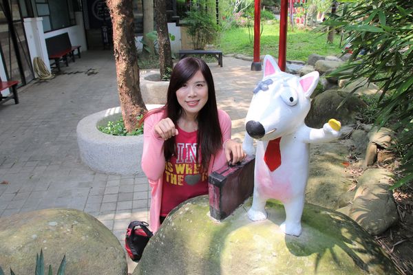 妖怪創界-糖狗村：【南投景點】妖怪創界糖狗村，園區內的舞獅鼓、守護犬神社、盒藍人、達爾文機器人和還未開放的孟婆湯屋及教堂，門票250元的糖狗村護照，可全額不分區抵用