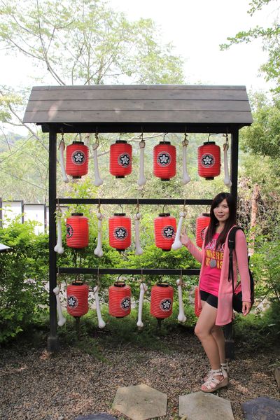 妖怪創界-糖狗村：【南投景點】妖怪創界糖狗村，園區內的舞獅鼓、守護犬神社、盒藍人、達爾文機器人和還未開放的孟婆湯屋及教堂，門票250元的糖狗村護照，可全額不分區抵用