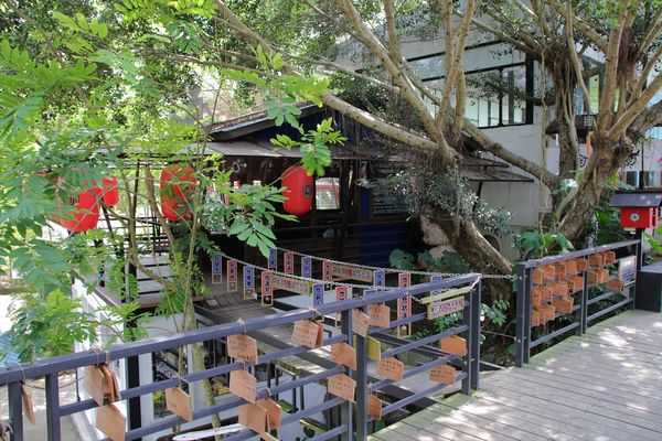 妖怪創界-糖狗村：【南投景點】妖怪創界糖狗村，園區內的舞獅鼓、守護犬神社、盒藍人、達爾文機器人和還未開放的孟婆湯屋及教堂，門票250元的糖狗村護照，可全額不分區抵用