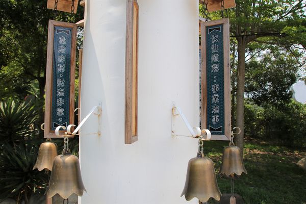 妖怪創界-糖狗村：【南投景點】妖怪創界糖狗村，園區內的舞獅鼓、守護犬神社、盒藍人、達爾文機器人和還未開放的孟婆湯屋及教堂，門票250元的糖狗村護照，可全額不分區抵用