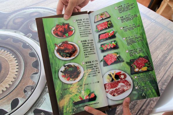 妖怪創界-糖狗村：【南投景點】妖怪創界糖狗村，園區內的舞獅鼓、守護犬神社、盒藍人、達爾文機器人和還未開放的孟婆湯屋及教堂，門票250元的糖狗村護照，可全額不分區抵用