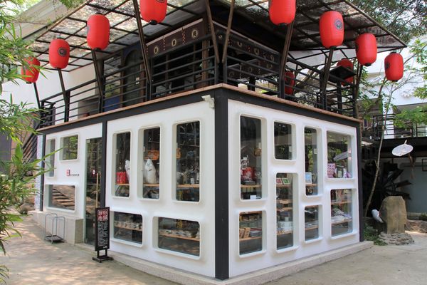 妖怪創界-糖狗村：【南投景點】妖怪創界糖狗村，園區內的舞獅鼓、守護犬神社、盒藍人、達爾文機器人和還未開放的孟婆湯屋及教堂，門票250元的糖狗村護照，可全額不分區抵用