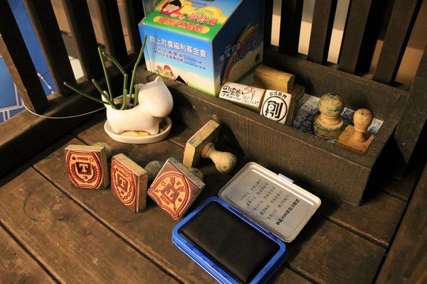 妖怪創界-糖狗村：【南投景點】妖怪創界糖狗村，園區內的舞獅鼓、守護犬神社、盒藍人、達爾文機器人和還未開放的孟婆湯屋及教堂，門票250元的糖狗村護照，可全額不分區抵用