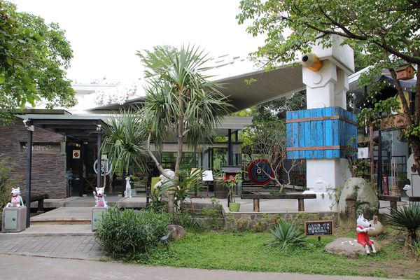 妖怪創界-糖狗村：【南投景點】妖怪創界糖狗村，園區內的舞獅鼓、守護犬神社、盒藍人、達爾文機器人和還未開放的孟婆湯屋及教堂，門票250元的糖狗村護照，可全額不分區抵用
