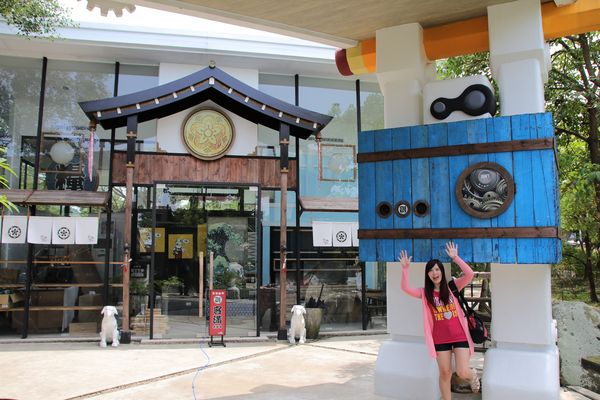 妖怪創界-糖狗村：【南投景點】妖怪創界糖狗村，園區內的舞獅鼓、守護犬神社、盒藍人、達爾文機器人和還未開放的孟婆湯屋及教堂，門票250元的糖狗村護照，可全額不分區抵用