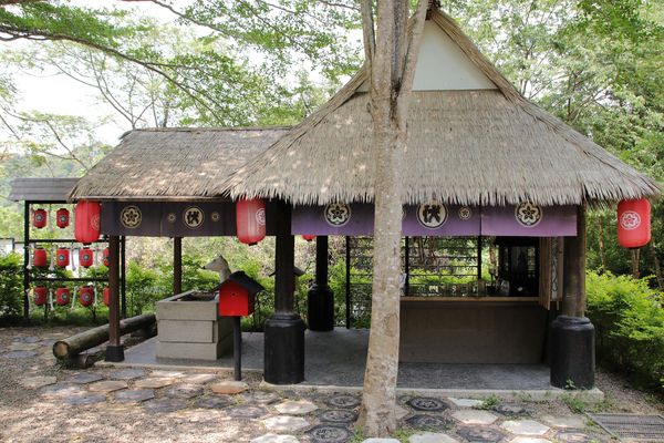 妖怪創界-糖狗村：【南投景點】妖怪創界糖狗村，園區內的舞獅鼓、守護犬神社、盒藍人、達爾文機器人和還未開放的孟婆湯屋及教堂，門票250元的糖狗村護照，可全額不分區抵用