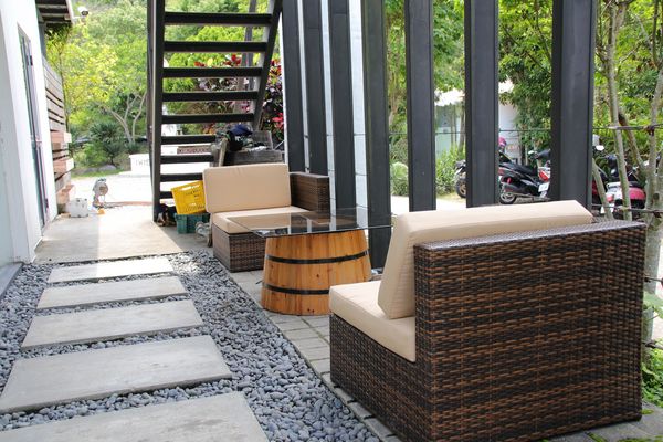 妖怪創界-糖狗村：【南投景點】妖怪創界糖狗村，園區內的舞獅鼓、守護犬神社、盒藍人、達爾文機器人和還未開放的孟婆湯屋及教堂，門票250元的糖狗村護照，可全額不分區抵用