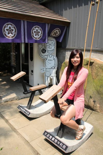 妖怪創界-糖狗村：【南投景點】妖怪創界糖狗村，園區內的舞獅鼓、守護犬神社、盒藍人、達爾文機器人和還未開放的孟婆湯屋及教堂，門票250元的糖狗村護照，可全額不分區抵用