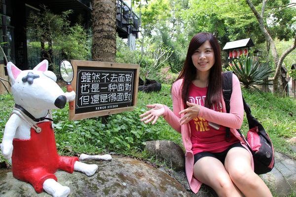 妖怪創界-糖狗村：【南投景點】妖怪創界糖狗村，園區內的舞獅鼓、守護犬神社、盒藍人、達爾文機器人和還未開放的孟婆湯屋及教堂，門票250元的糖狗村護照，可全額不分區抵用